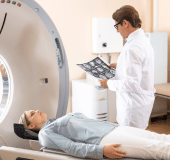 A tomografia é uma ferramenta essencial para diagnósticos precisos e tratamentos eficazes. Oferecemos serviços de tomografia computadorizada de última geração, fornecendo uma visão detalhada do corpo dos pacientes para uma avaliação abrangente de diversas condições médicas.